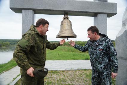 Полномочный представтель президента в УрФО Игорь Холманских (справа) и губернатор Свердловской области Евгений Куйвашев (слева) на открытии сплава по реке Чусовая. Демидовская пристань в деревне Усть-Утка. Свердловская область