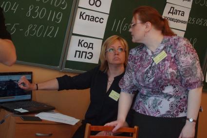 Учителя по ноутбуку наблюдают за учениками 11-го класса во время сдачи ЕГЭ. Школа №208. Екатеринбург