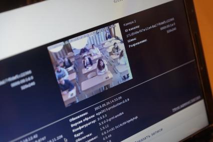 Экран ноутбука на который выводится изображение видеотрансляции камер в аудитории, где проходит сдача ЕГЭ. Школа №208. Екатеринбург