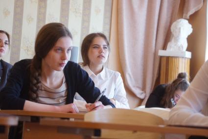 Учащиеся 11-го класса во время сдачи ЕГЭ. Школа №208. Екатеринбург