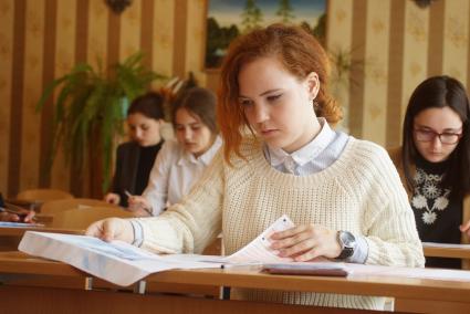 Учащиеся 11-го класса во время сдачи ЕГЭ. Школа №208. Екатеринбург