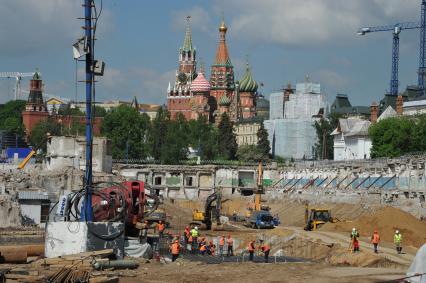 Ход работ по созданию парка `Зарядье` в Москве.