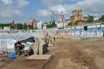 Ход работ по созданию парка `Зарядье` в Москве.