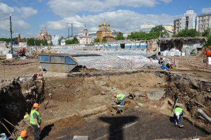 Ход работ по созданию парка `Зарядье` в Москве.