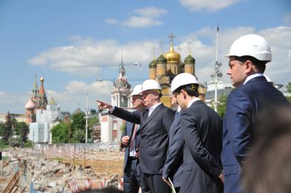 Заместитель мэра Москвы по вопросам градостроительной политики и строительства Марат Хуснуллин и мэр Москвы Сергей Собянин  (слева направо) во время осмотра хода работ по созданию парка `Зарядье` в Москве.