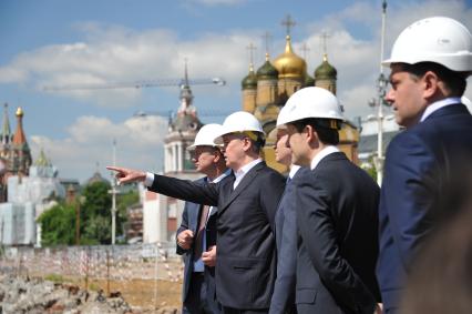 Заместитель мэра Москвы по вопросам градостроительной политики и строительства Марат Хуснуллин и мэр Москвы Сергей Собянин  (слева направо) во время осмотра хода работ по созданию парка `Зарядье` в Москве.