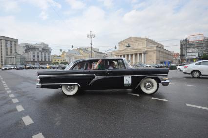 Ралли ретро-авто  на Театральной площади в Москве.