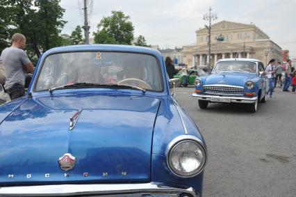 Москвич М-407 (слева) и ГАЗ Волга-21 (справа) во время ралли ретро-авто на Театральной площади в Москве.