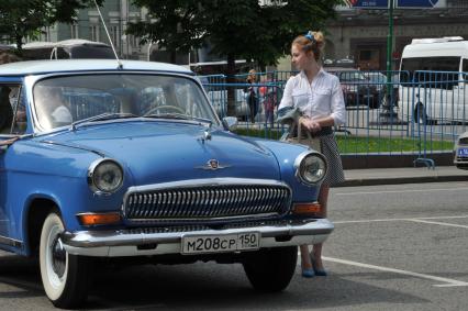 Автомобиль ГАЗ Волга-21 во время ралли ретро-авто в Москве.