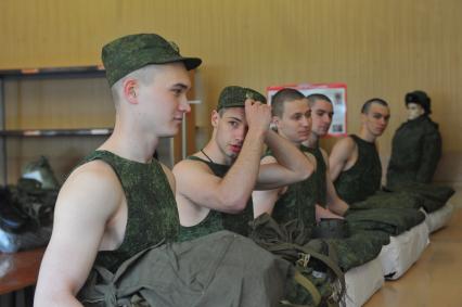 Призывники во время весеннего призыва в армию. Сборный призывной пункт военного комиссариата г. Москвы.