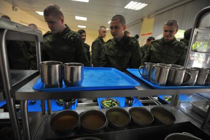 Весенний  призыв в армию. Сборный призывной пункт военного комиссариата г. Москвы.