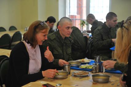 Весенний призыв в армию. Сборный призывной пункт военного комиссариата г. Москвы.