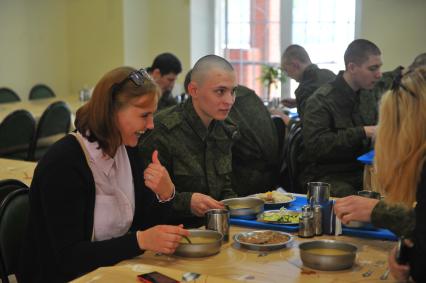 Весенний  призыв в армию. Сборный призывной пункт военного комиссариата г. Москвы.