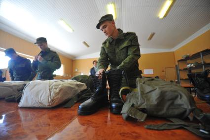 Призывники во время весеннего  призыва в армию. Сборный призывной пункт военного комиссариата г. Москвы.