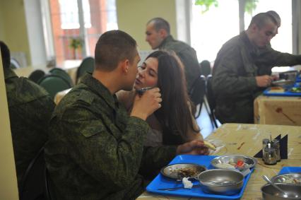 Весенний  призыв в армию. Сборный призывной пункт военного комиссариата г. Москвы.