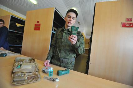 Призывник во время весеннего призыва в армию. Сборный призывной пункт военного комиссариата г. Москвы.