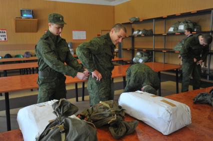 Призывники во время весеннего  призыва в армию. Сборный призывной пункт военного комиссариата г. Москвы.