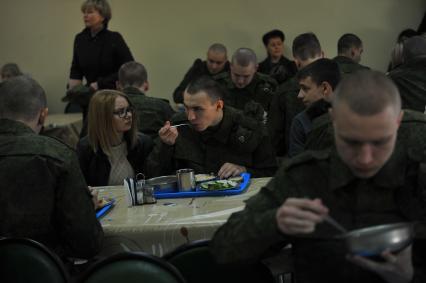 Весенний  призыв в армию. Сборный призывной пункт военного комиссариата г. Москвы.