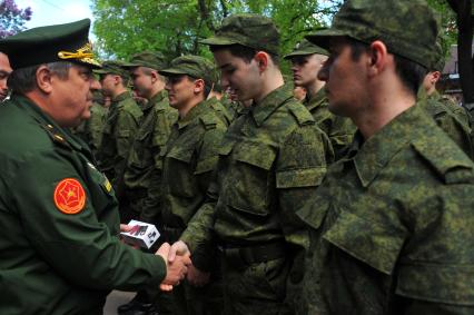 Весенний  призыв в армию. Сборный призывной пункт военного комиссариата г. Москвы.