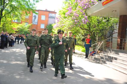 Весенний  призыв в армию. Сборный призывной пункт военного комиссариата г. Москвы.