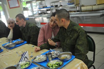 Весенний  призыв в армию. Сборный призывной пункт военного комиссариата г. Москвы.