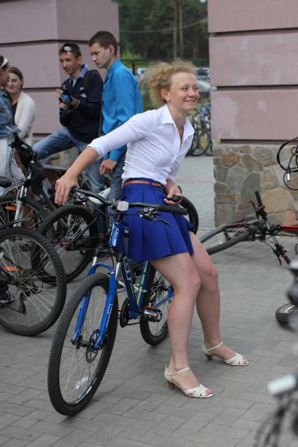 Челябинск. Офисные клерки добираются до работы на велосипедах в рамках акции `На работу на велосипеде`.