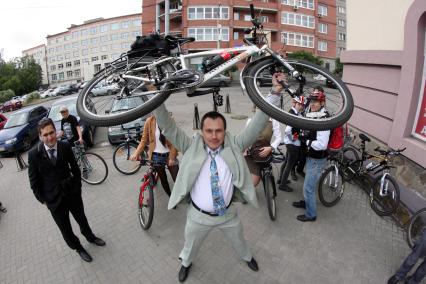 Челябинск. Офисные клерки добираются до работы на велосипедах в рамках акции `На работу на велосипеде`.