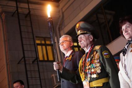 Группа ветеранов Великой Отечественной войны выходят из терминала аэропорта Кольцово с заженным факелом. В Екатеринбург доставлена лампада с вечным огнем с могилы неизвестного солдата из Москвы. Аэропорт Кольцово. Екатеринбург