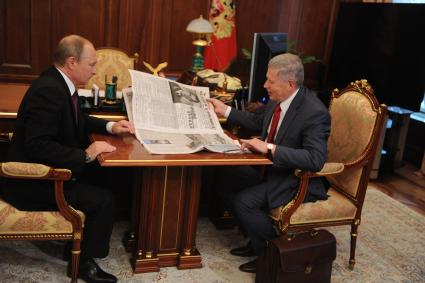 Президент России Владимир Путин и главный редактор газеты `Комсомольская правда` Владимир Сунгоркин (слева на право) во время встречи в Кремле в Москве.