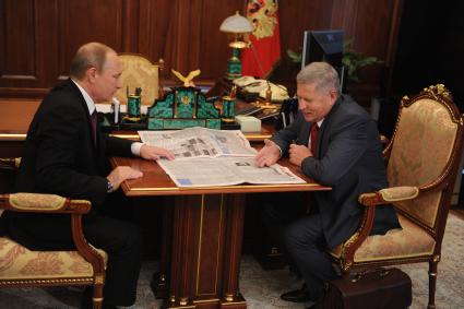 Президент России Владимир Путин и главный редактор газеты `Комсомольская правда` Владимир Сунгоркин (слева на право) во время встречи в Кремле в Москве.