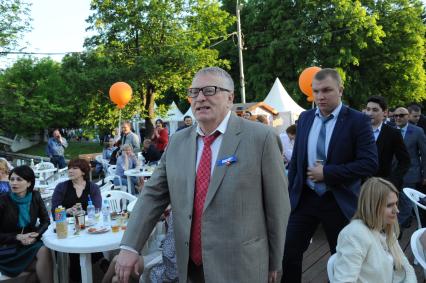 Москва. Лидер ЛДПР Владимир Жириновский во время празднования 90-летнего юбилея газеты `Комсомольская правда` в парке `Красная Пресня`.