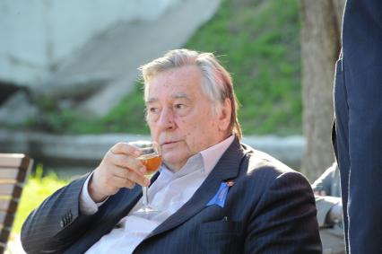 Москва. Писатель, главный редактор газеты `Завтра` Александр Проханов во время празднования 90-летнего юбилея газеты `Комсомольская правда` в парке `Красная Пресня`.