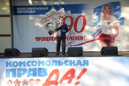 Москва. Певец, депутат Государственной Думы РФ Иосиф Кобзон во время празднования 90-летнего юбилея газеты `Комсомольская правда` в парке `Красная Пресня`.