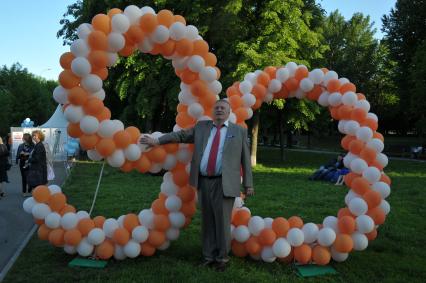 Москва.  Лидер ЛДПР Владимир Жириновский  во время празднования 90-летнего юбилея газеты `Комсомольская правда` в  парке `Красная Пресня`.