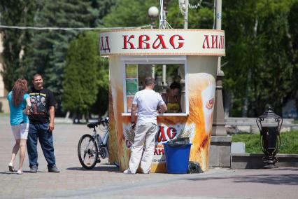 Ставрополь. Мужчина покупает квас.