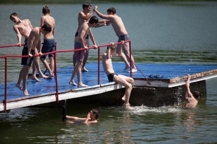 Ставрополь. Молодые люди купаются в водоеме.