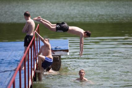 Ставрополь. Молодые люди купаются в водоеме.