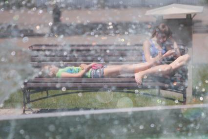 Ставрополь. Девочки отдыхают у фонтана во время жары.