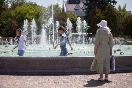 Ставрополь. Девочки купаются в фонтане во время жары.