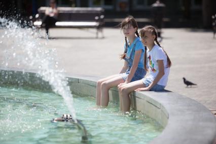 Ставрополь. Девочки отдыхают у фонтана во время жары.