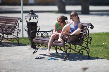Ставрополь. Девочки отдыхают на скамейке в парке.