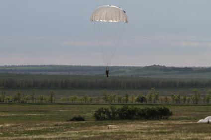 Ставропольский край. Учащиеся кадетской школы имени генерала А. П. Ермолова во время сдачи зачета по парашютной подготовке на площадке аэроклуба `Русская` в станице Новомарьевской.