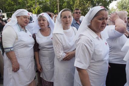 Ковчег с мощами Равноапостольного князя Владимира прибыл в Тулу. Сестры милосердия стоят в очереди перед Всехсвятским кафедральном собором, чтобы поклониться мощам.