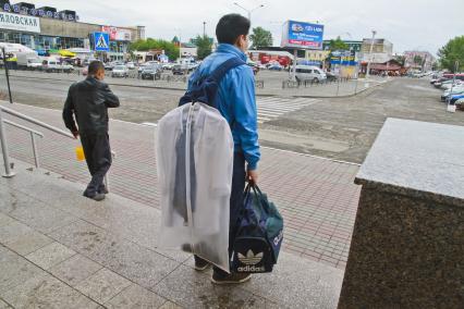 Барнаул. Приезжий на выходе из железнодорожного вокзалеа.