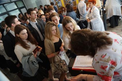 Учащиеся 11-х классов предьявляют паспорта при входе в школу, для сдачи ЕГЭ по русскому языку. Школа №208. Екатеринбург