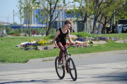 Новороссийск. Молодой человек катается на велосипеде.