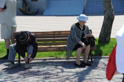 Геленджик. Люди сидят на лавочке.