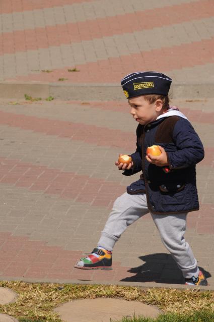 Геленджик. Мальчик с яблоками.