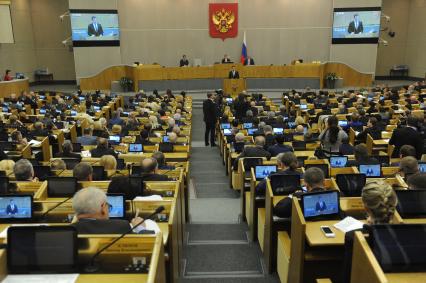 Москва. Председатель правительства РФ Дмитрий Медведев во время выступления с отчетом о результатах деятельности правительства РФ за 2014 год на пленарном заседании Госдумы РФ.