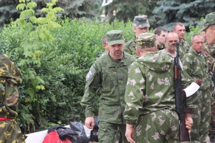 Лисичанск. Батальон `Призрак`. На снимке: один из лидеров луганского ополчения Алексей Мозговой (слева).